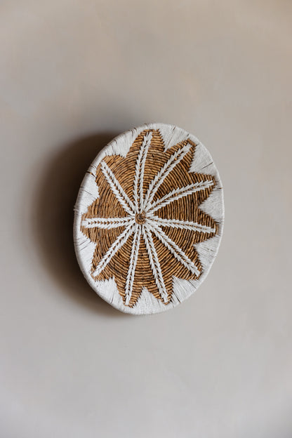 Ronde wanddecoratie van waterhyacint en macramé