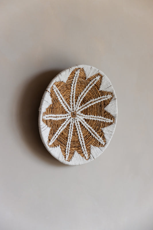 Ronde wanddecoratie van waterhyacint en macramé