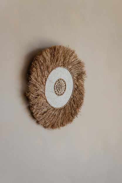 Wandschaal met raffia en schelp